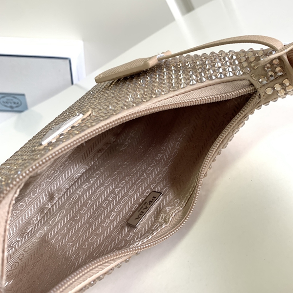 プラダバッグ着用イメージ